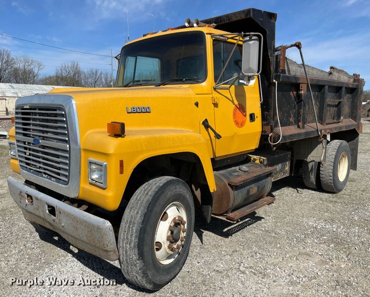 image for item II9355 1995 Ford L8000  dump truck
