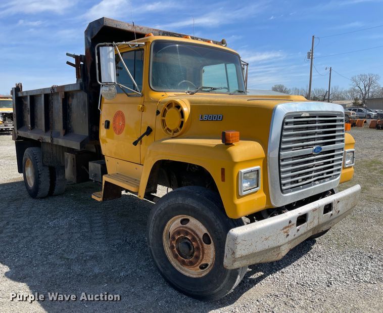image for item II9355 1995 Ford L8000  dump truck
