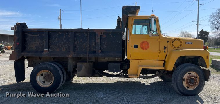 image for item II9355 1995 Ford L8000  dump truck