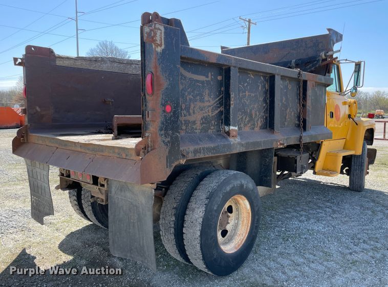 image for item II9355 1995 Ford L8000  dump truck