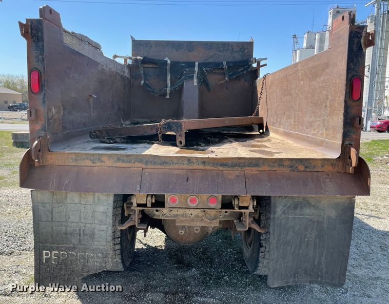 image for item II9355 1995 Ford L8000  dump truck