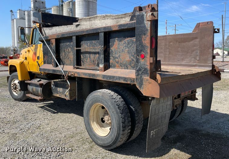 image for item II9355 1995 Ford L8000  dump truck