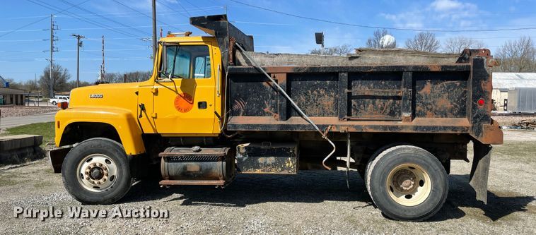 image for item II9355 1995 Ford L8000  dump truck