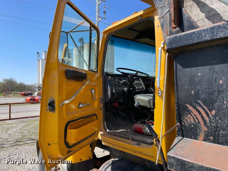 image for item II9355 1995 Ford L8000  dump truck