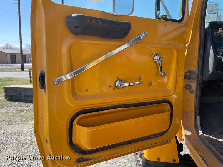 image for item II9355 1995 Ford L8000  dump truck