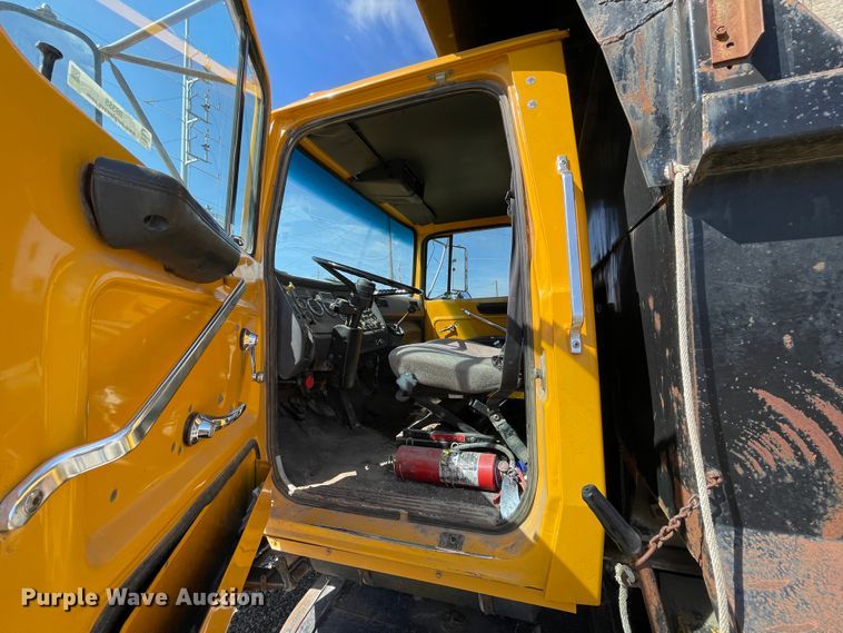 image for item II9355 1995 Ford L8000  dump truck