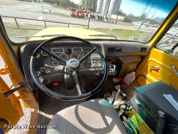 image for item II9355 1995 Ford L8000  dump truck