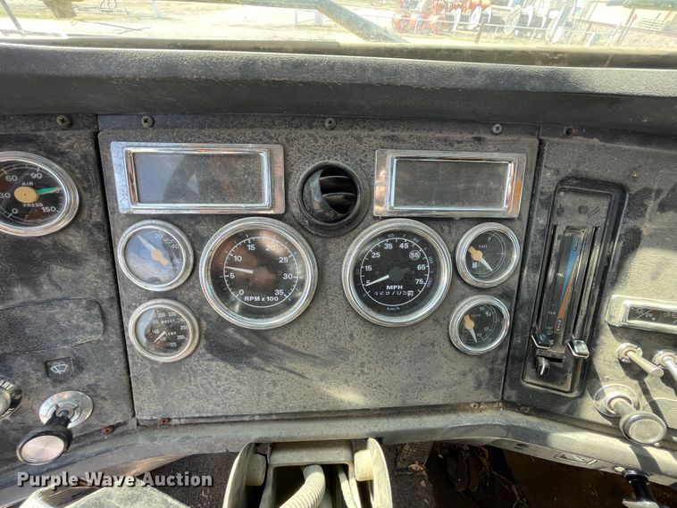 image for item II9355 1995 Ford L8000  dump truck