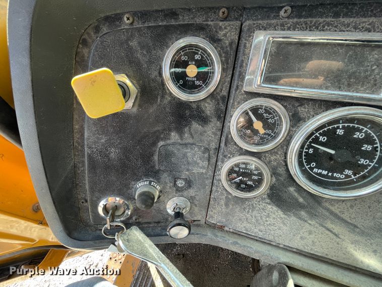 image for item II9355 1995 Ford L8000  dump truck