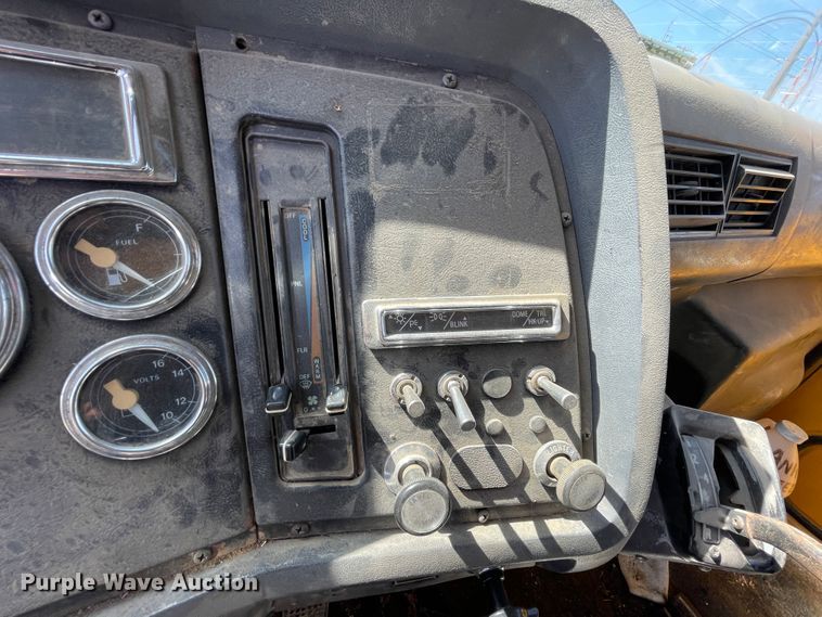 image for item II9355 1995 Ford L8000  dump truck