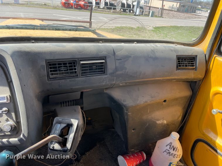 image for item II9355 1995 Ford L8000  dump truck