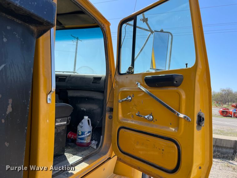 image for item II9355 1995 Ford L8000  dump truck