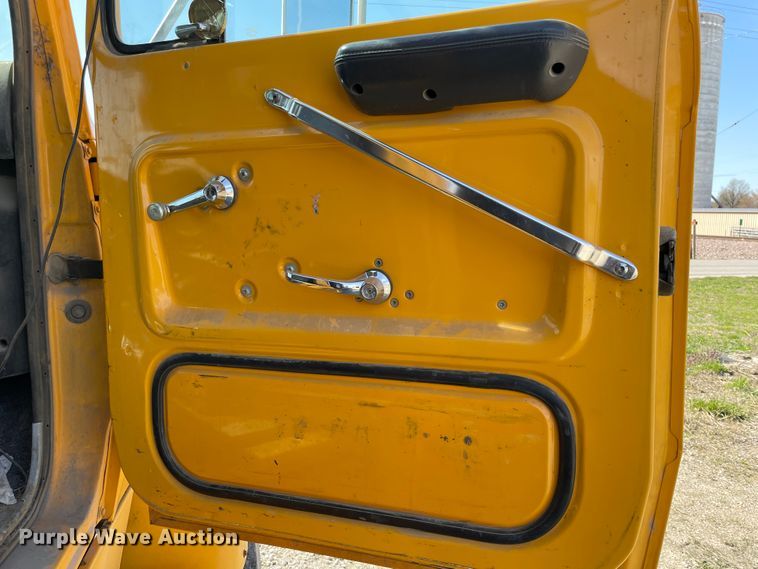 image for item II9355 1995 Ford L8000  dump truck