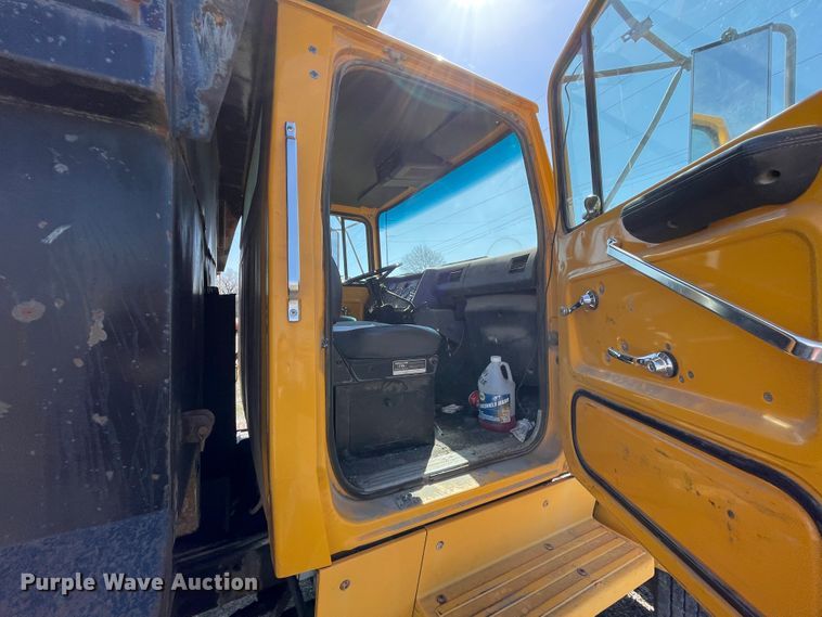 image for item II9355 1995 Ford L8000  dump truck