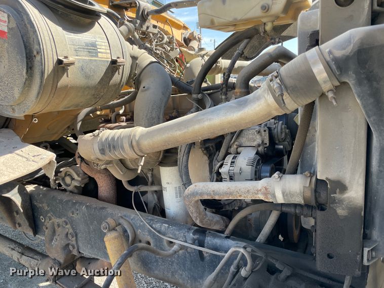 image for item II9355 1995 Ford L8000  dump truck