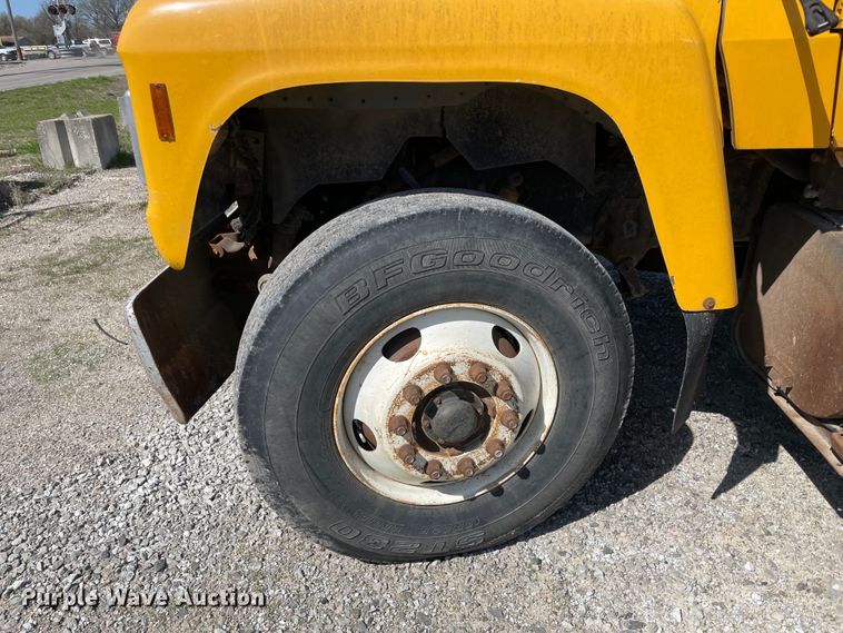 image for item II9355 1995 Ford L8000  dump truck