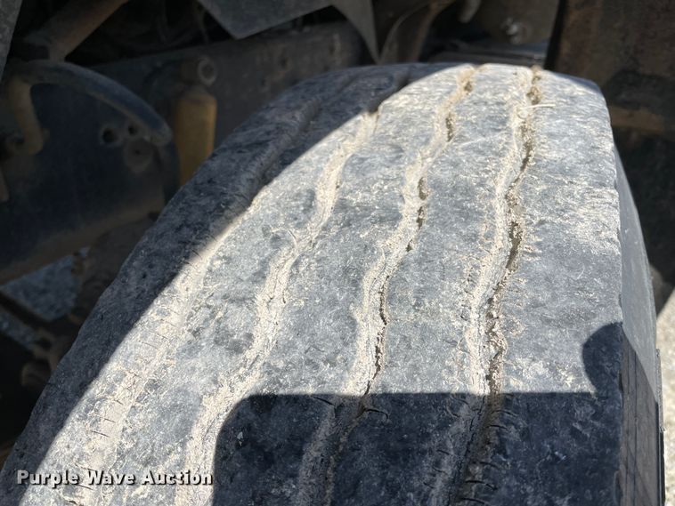 image for item II9355 1995 Ford L8000  dump truck