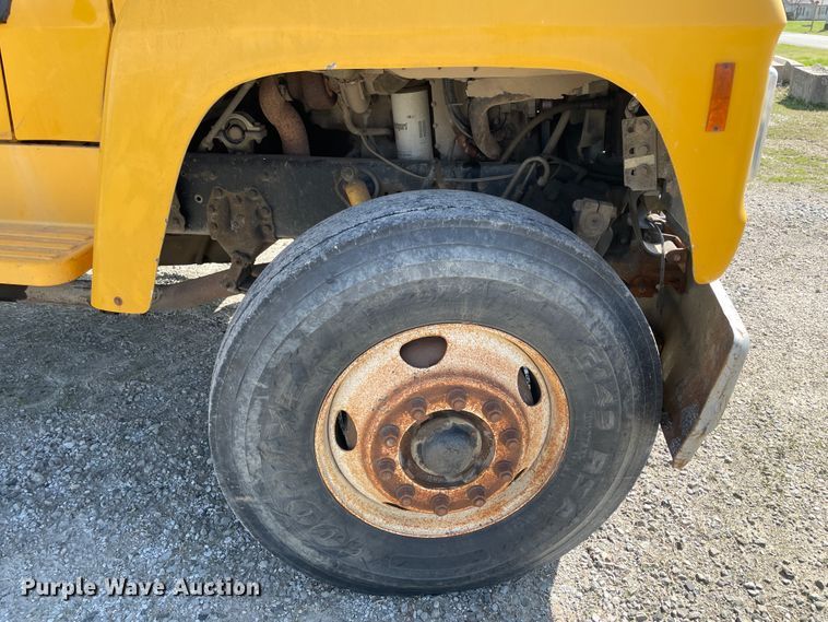 image for item II9355 1995 Ford L8000  dump truck