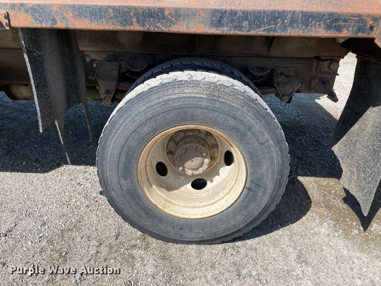 image for item II9355 1995 Ford L8000  dump truck