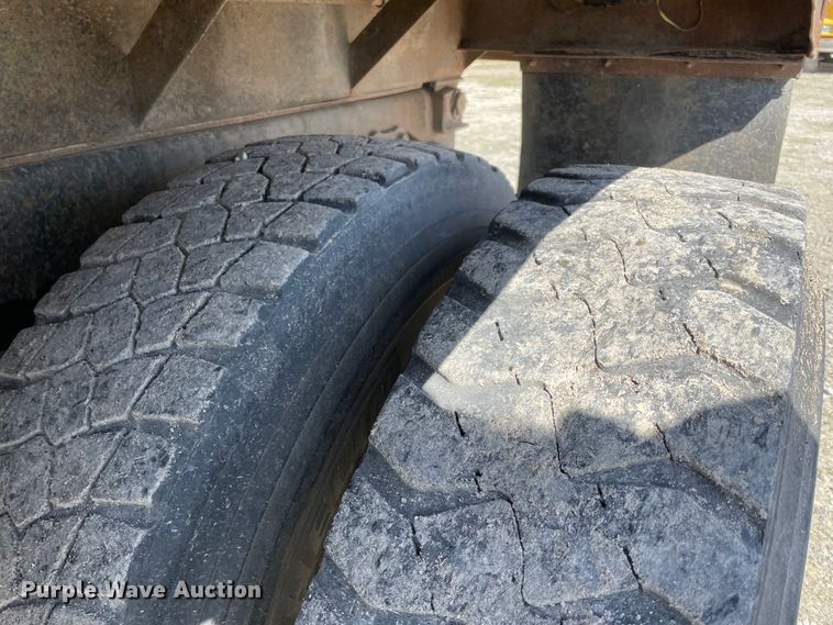 image for item II9355 1995 Ford L8000  dump truck