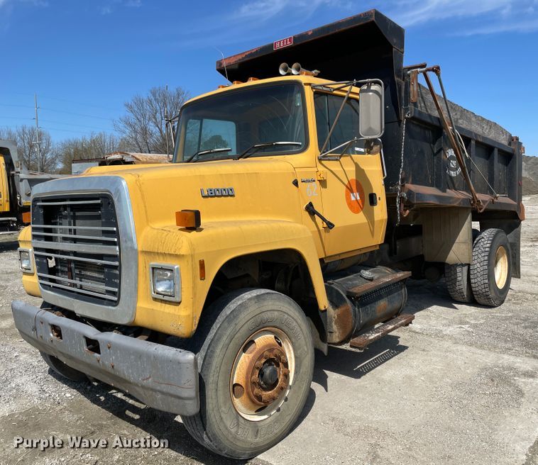 image for item II9356 1995 Ford L8000  dump truck