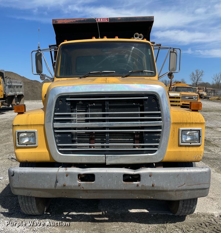image for item II9356 1995 Ford L8000  dump truck
