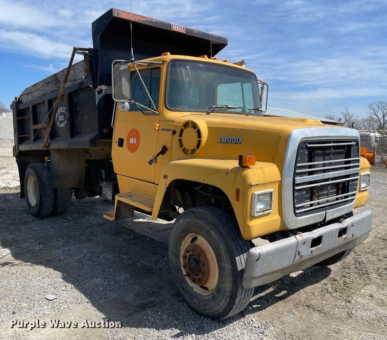 image for item II9356 1995 Ford L8000  dump truck
