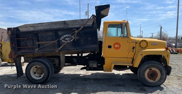 image for item II9356 1995 Ford L8000  dump truck