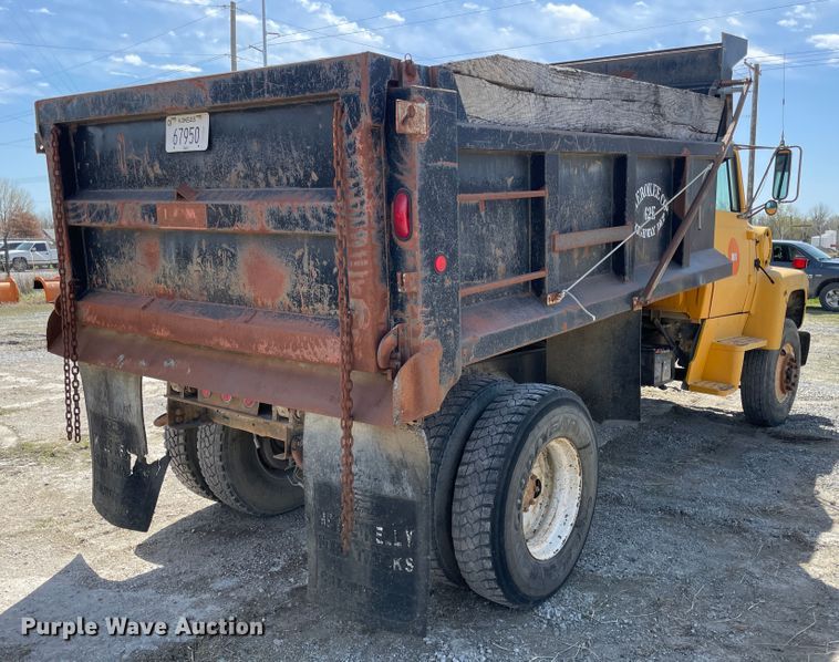 image for item II9356 1995 Ford L8000  dump truck