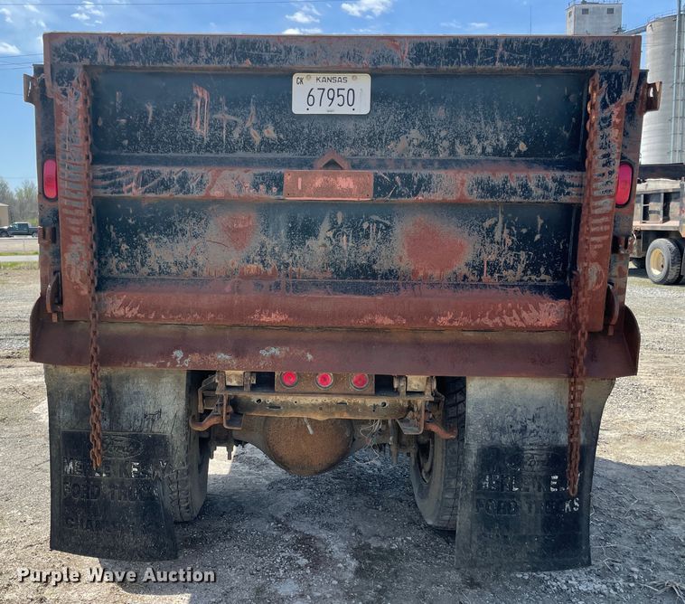 image for item II9356 1995 Ford L8000  dump truck