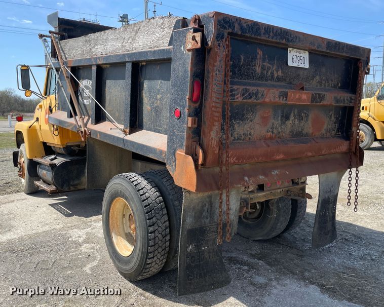 image for item II9356 1995 Ford L8000  dump truck