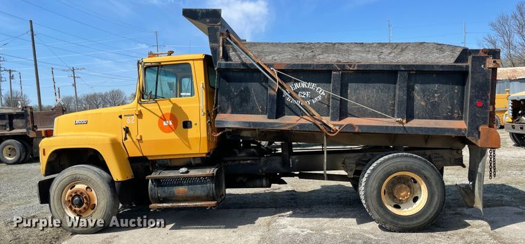 image for item II9356 1995 Ford L8000  dump truck