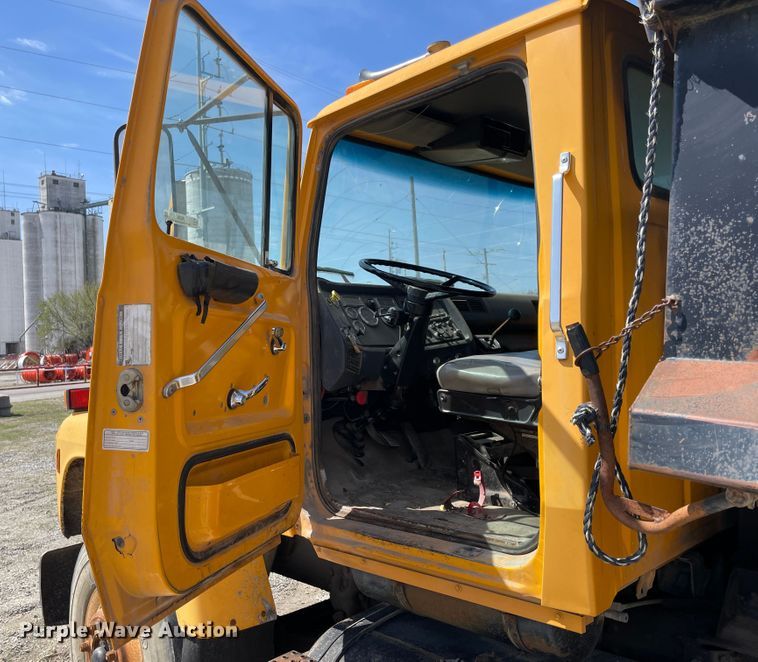 image for item II9356 1995 Ford L8000  dump truck