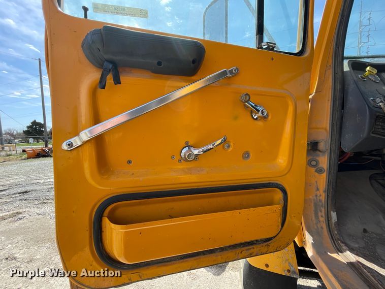 image for item II9356 1995 Ford L8000  dump truck