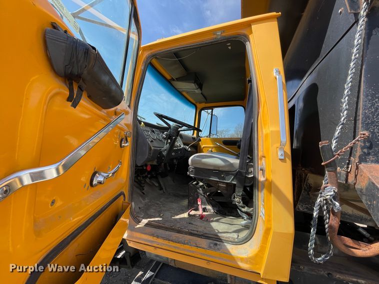 image for item II9356 1995 Ford L8000  dump truck