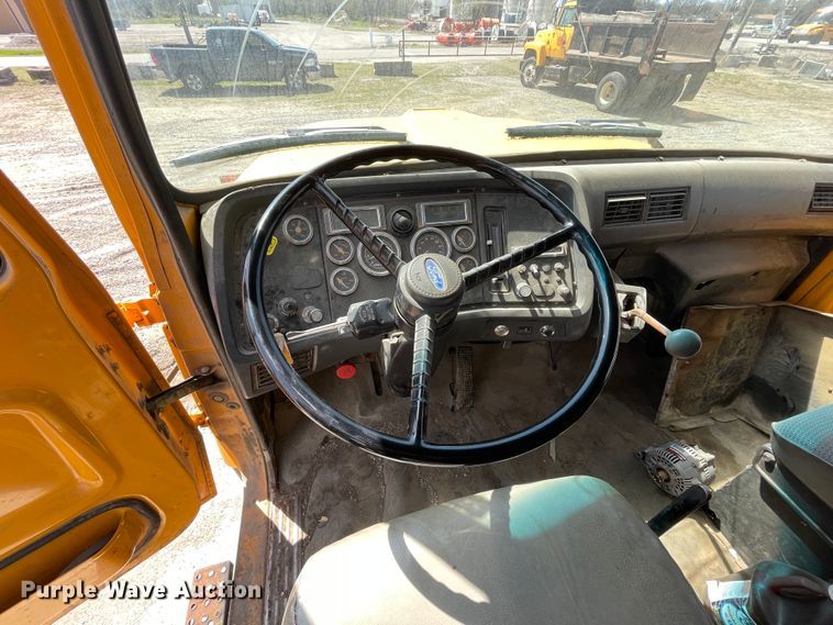 image for item II9356 1995 Ford L8000  dump truck