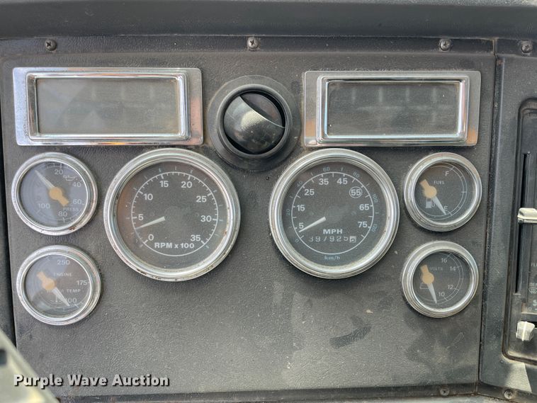 image for item II9356 1995 Ford L8000  dump truck