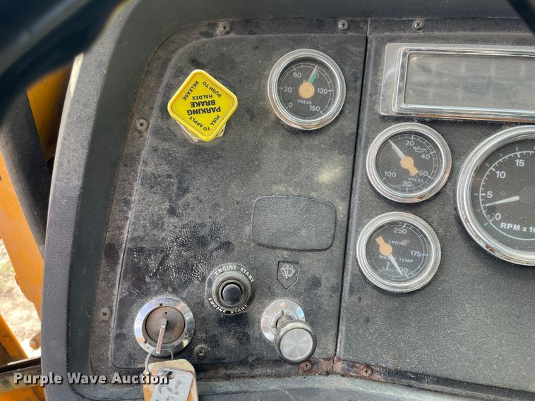 image for item II9356 1995 Ford L8000  dump truck