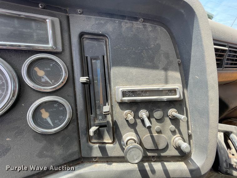 image for item II9356 1995 Ford L8000  dump truck