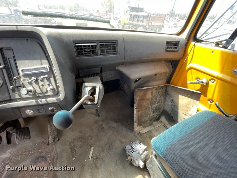 image for item II9356 1995 Ford L8000  dump truck