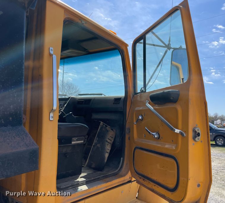 image for item II9356 1995 Ford L8000  dump truck