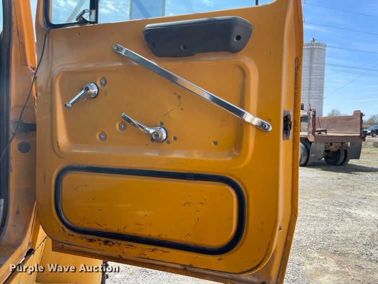 image for item II9356 1995 Ford L8000  dump truck