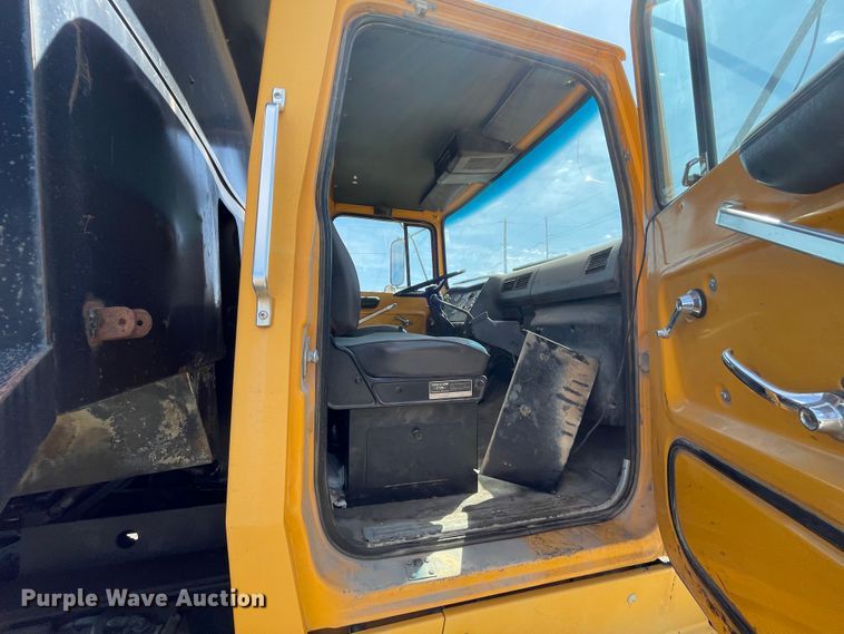 image for item II9356 1995 Ford L8000  dump truck