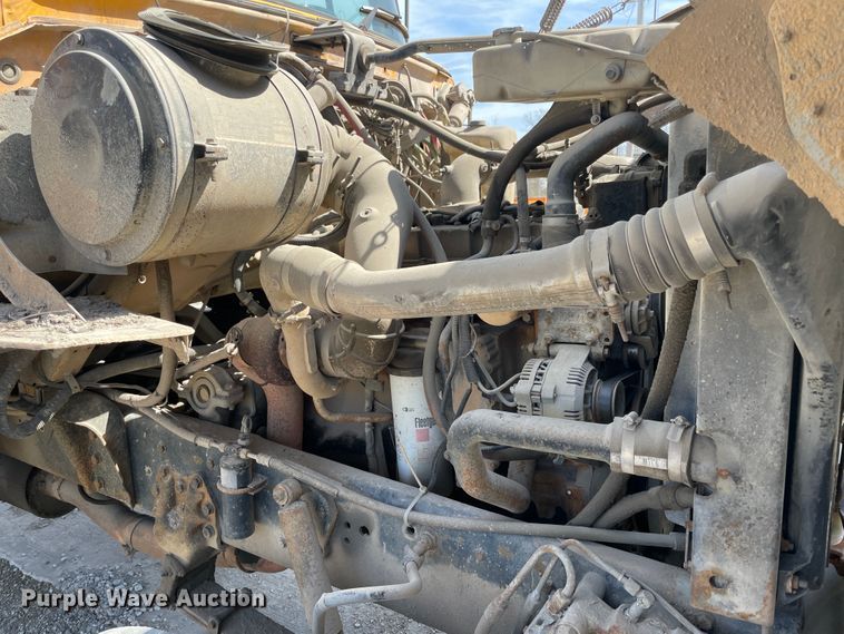 image for item II9356 1995 Ford L8000  dump truck