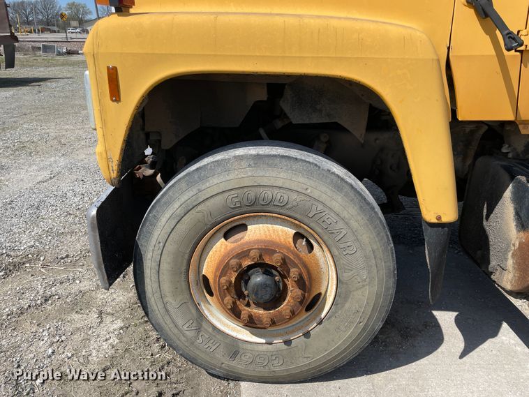 image for item II9356 1995 Ford L8000  dump truck