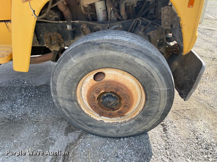 image for item II9356 1995 Ford L8000  dump truck