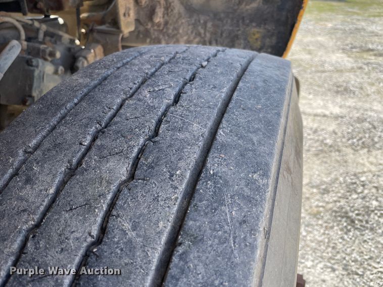 image for item II9356 1995 Ford L8000  dump truck