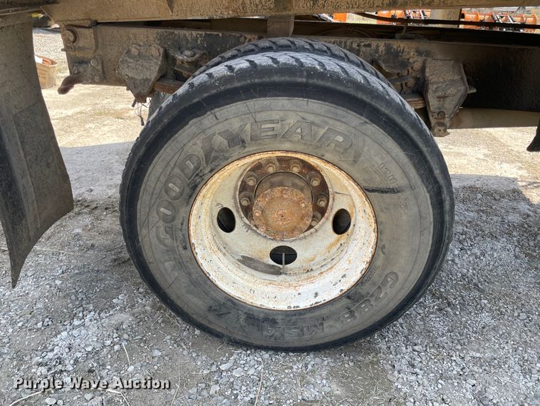 image for item II9356 1995 Ford L8000  dump truck