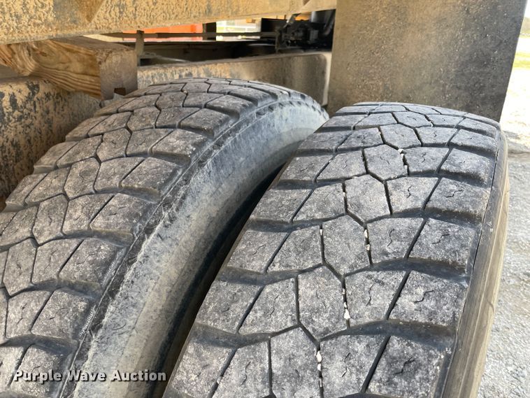 image for item II9356 1995 Ford L8000  dump truck