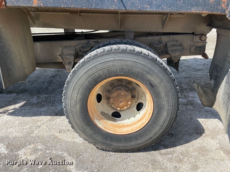 image for item II9356 1995 Ford L8000  dump truck